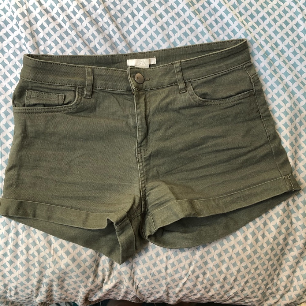 🟢 H&M Army Green Shorts